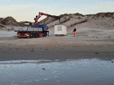 Allerede tirsdag aften står havet højt i Blokhus. Privatfoto