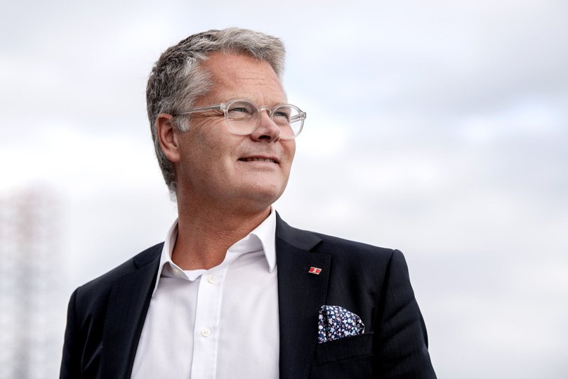 Direktøren for Stena Line, Niclas Mårtensson, var en glad mand, da han mandag underskrev den historiske aftale med Frederikshavn Havn og Frederikshavn Kommune. Foto: Torben Hansen