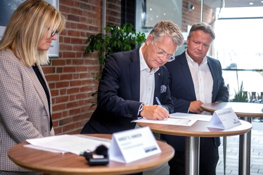 Papirerne blev underskrevet af borgmester i Frederikshavn Kommune, Birgit. S. Hansen(S), CEO for Stena Line, Niclas Mårtensson, og administrerende direktør for Frederikshavn Havn, Mikkel Seedorff Sørensen, for øjnene af de fremmødte. Foto: Torben Hansen