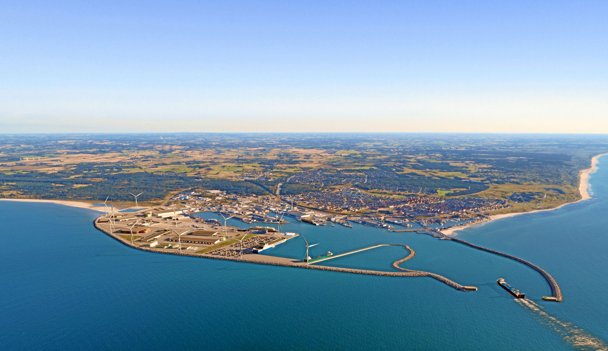 Foreløbigt udkast til den kommende havneudvidelse, som forventes at stå færdig i 2025-26. Placering og antal af vind-møller er endnu ikke fastlagt.