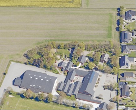 Sennels Børnehave er i dag fordelt på to huse bag Sennels Skole (forrest i misdten). I baggrunden det område, hvor kommunen vil købe én hektar jord i forbindelse med børnehavebyggeriet. ?Foto: Styrelsen for Dataforsyning og Effektivisering