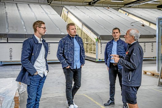 Grundlægger og bestyrelsesformand Poul Mikkelsen har stadig et ord at skulle have sagt i BM Byggeindustri A/S. Her kommer han med et par gode råd til de to nye medejere, projektchef Karsten Kragh og salgschef Simon Hasbøg. Foto: t-m-e.dk