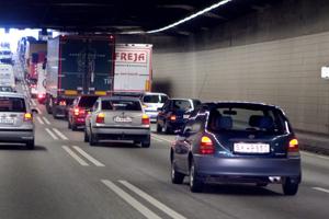 Syv biler i to harmonikasammenstød i Limfjordstunnelen: Trak lang kø