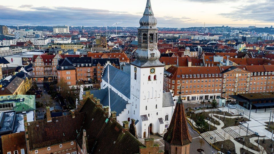 - Onde tunger påstår, at Budolfi Kirkes klokker ringer, hver gang en tom bybus kører forbi i Vingårdsgade. Men det er en anden historie, skriver Bent Wisborg. Arkivfoto: Henrik Bo