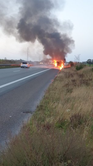 Flammer og røg stod op fra bilen på E39. Privatfoto