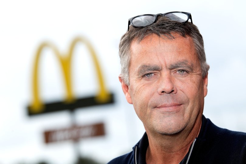 Den tidligere landmand, politibetjent og pølsevognsejer, Flemming Fast, ejer i dag otte McDonald's-restauranter i Nordjylland. Men han er ikke den typiske chef, der sidder på kontoret.