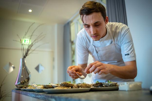 Her er det Michael "Miv" Pedersen fra Restaurant Tabu, som er ved at lægge sidste hånd på værket inden servering. Foto: Martin Damgård