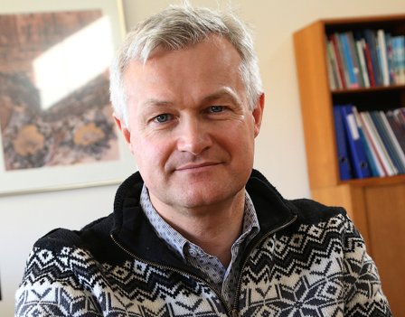 Læsøs kommunaldirektør Peter Pietras er havnet i en strid med Læsø Kommune. Sagen handler om brugen af et ulovligt skur på en tom sommerhusgrund. Sagen giver kritik fra en ekspert i kommunal forvaltning, der mener, at kommunaldirektøren ikke har overholdt sin erklærede inhabilitet.