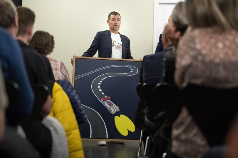 Der var fuldt hus på Galleri Lien, da Tom Kristensens støttemaleri tirsdag var under hammeren. Foto: Henrik Bo <i>Foto: Henrik Bo</i>