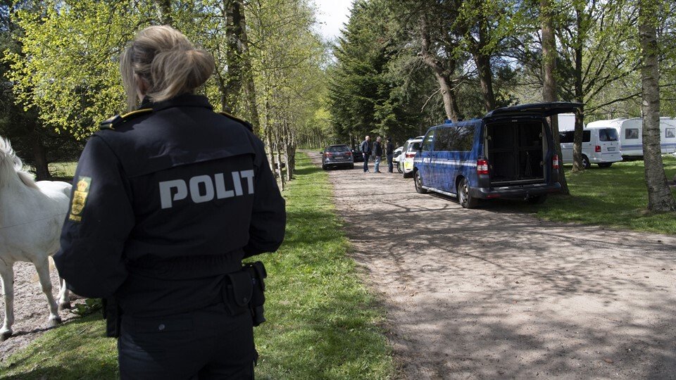 Politiet var i dagene efter drabet på Eddie massivt tilstede på ejendommen på Rendborgvej nær Elling. Arkivfoto: Kim Dahl Hansen