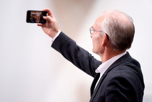 Per Larsen (K), i gang med en selfie fra vælgermødet. Foto: Torben Hansen