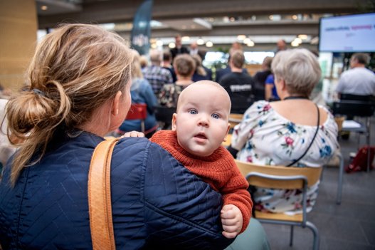 Til et vælgermøde må man gerne have baby med.... Foto: Torben Hansen