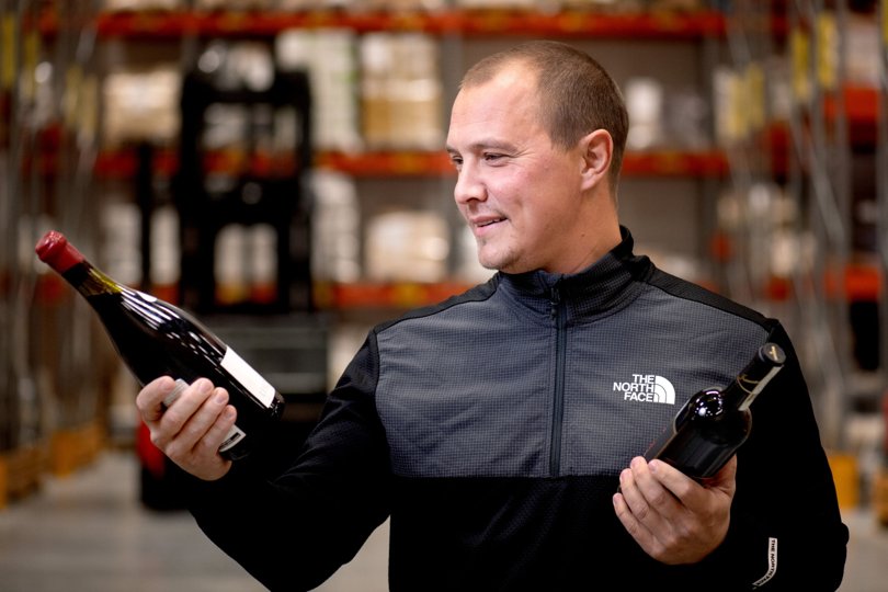 Rasmus Nielsen, adm. direktør, Rarewine, betragter en af de dyreste flasker fra toldlageret, en Domaine Leroy Musigny 2005 til 300.000 kroner (tv.). I den anden hånd har han en af de billigere flasker, en Brunello di Montalcino 2015 til 165 kroner. Foto: Torben Hansen