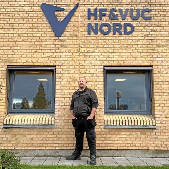 Mogens Kornbeck Johannesen ses her udenfor HF & VUC Nord, hvor han netop har fået elevplads som ejendomsservicetekniker. Foto: Mariagerfjord Kommune