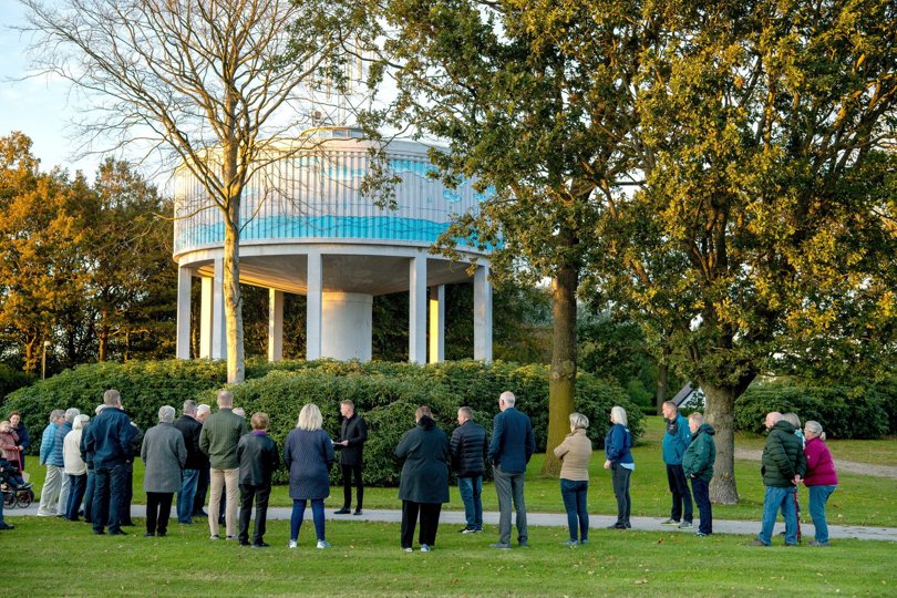 En stor flok interesserede borgere var mødt op for at overvære, at Vandtårnet efter en del års pause atter fik lys på igen. Foto: Bente Poder