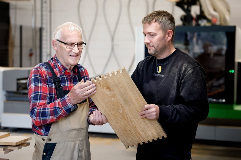 Ikke som i gamle dage. Men faktisk virkelig godt. 77-årige Erik Tougaard Nielsen er imponeret af den nye maskine og godt tilfreds med den udskæring, sønnen Niels viser ham. Nu udvider man snart på både kvadratmetre og medarbejdere.