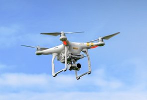 To droner fløj ulovligt ved flyvestation: 20-årig står til bøde