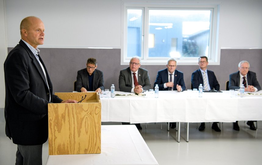 Professor Jens Kjerulf Petersen (tv), da han 1. oktober talte ved indvielsen af Dansk Skaldyrcenter nye østersklækkeri på Ørodde. Arkivfoto: Bo Lehm