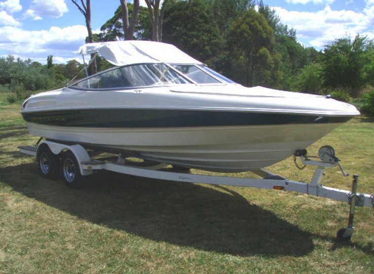 Den stjålne speedbåd var af typen Bayliner 2050 Capri Bowrider, som billedet viser.