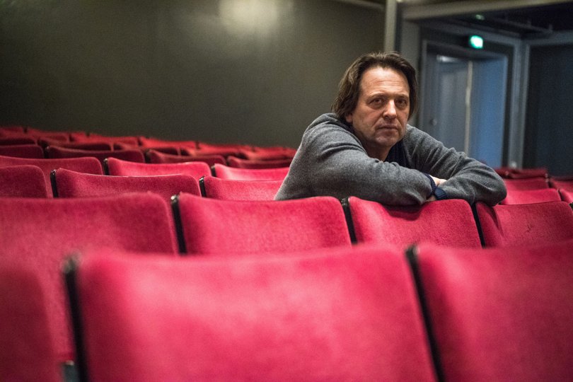 Hans Henriksen i den tomme storsal på Aalborg Teater. Han håber på at lokke flere tilskuere til fra hele Europa.