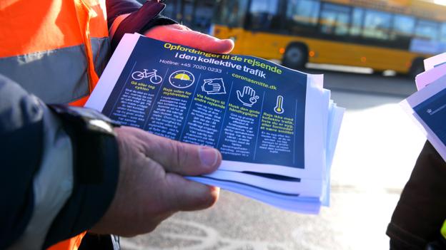 Guiden Kurt Sørensen havde information med til passagererne, så de udover at komme med den rette bus eller tog, kunne se, hvilke forhåndsregler man ellers skal tage højde for, når man rejser med den kollektive trafik.