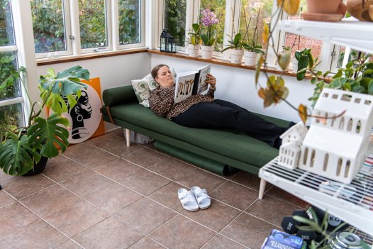 Lene og Jeppes rollefordeling er nogenlunde fastlagt: Hun har ansvaret for bagværk, personaleplanlægning og den daglige ledelse i cafeen. Han klarer det tekniske - for eksempel når det gælder maskinerne i cafeen - og så ordner han det meste papirarbejde. Herunder virksomhedens regnskaber. Kaffedelen er de fælles om. Foto: Henrik Bo <i>Foto: Henrik Bo</i>