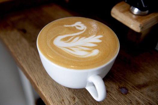 Lene starter hver eneste morgen med en cappuccino, og hun lukker øjnene, når hun tager første tår. Hver gang. Foto: Henrik Louis <i>Foto:Henrik Simonsen</i>
