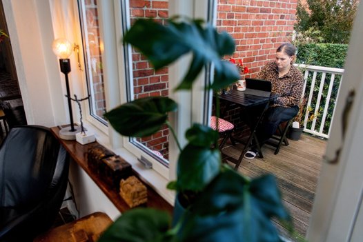 Lene Hyldahls yndlingssted i hjemmet i Nørresundby er på den lille terrasse ved siden af udestuen. Her tilbringer hun mange timer. Foto: Henrik Bo <i>Foto: Henrik Bo</i>