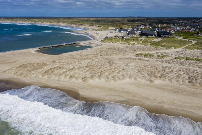 Thisted Kommune har siden 2015 lagt sand og grus fra de årlige oprensninger af havbadet i Vorupør på den nærliggende strand. Arkivfoto: Henrik Bo