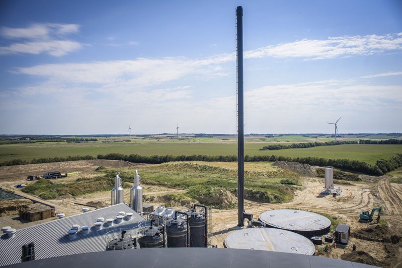 Selv om det ligger langt ude på landet kan det store, ambitiøse anlæg til biogas godt forstyrre naboerne. Det gjorde det især den 11. september. Arkivfoto: Martin Damgaard
