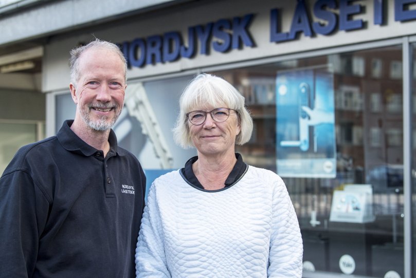 John (60 år) og Tove Berg (61 år) har i årtier drevet Nordjysk Låseteknik A/S sammen. John startede firmaet i 1986. Seks år senere blev Tove medejer. Foto: Kim Dahl Hansen <i>Foto: Kim Dahl Hansen</i>