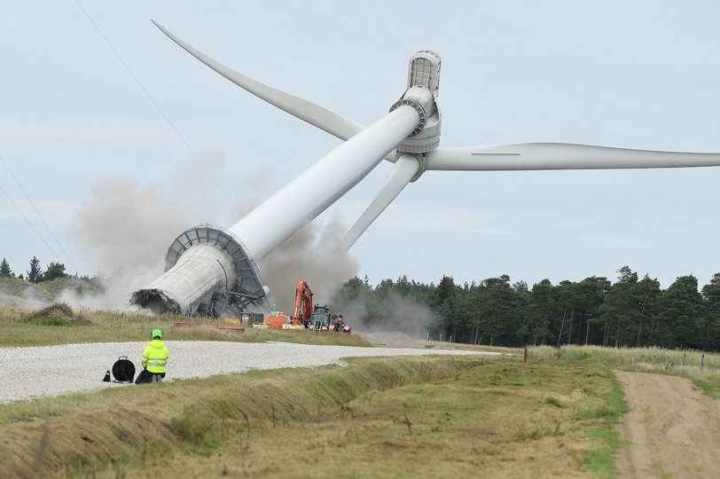 Den store vindmølle væltede - helt som planlagt. Foto: Bo Lehm