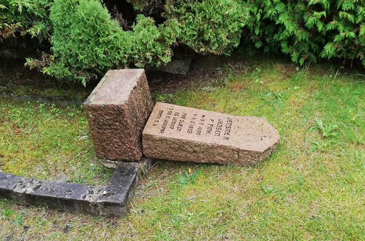 Historisk kirkegård skændet: - Jeg blev så arrig