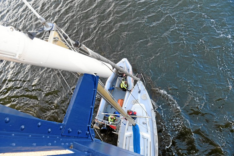 Blæsten overraskede de øvede sejlere, som endte med at sidde fast i Limfjordsbroen med masten. Foto: Jan Pedersen