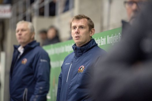 Alexander Bumagin er tilbage i White Hawks-boksen, men indtil videre stadig i civil påklædning. Foto: Henrik Louis <i>Foto:Henrik Simonsen</i>