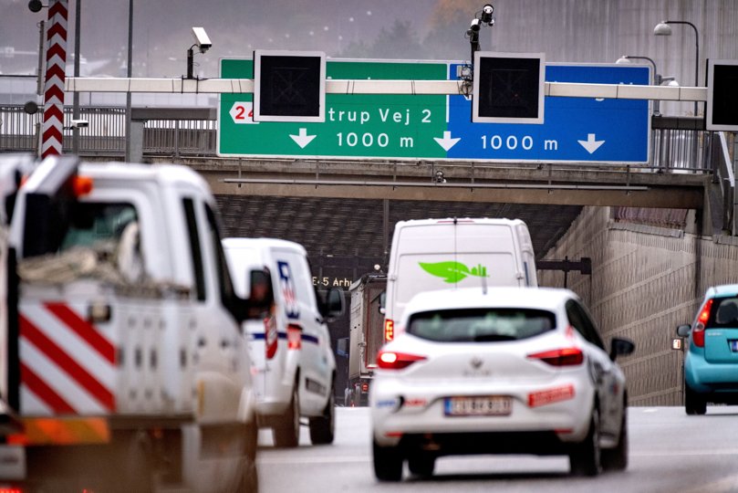 Trafikken i Limfjordstunnelen sander ofte til, og der er ingen udsigt til løsninger - før tidligst i 2032, hvor en mulig 3. Limfjordsforbindelse - måske - kan stå færdig. Arkivfoto: Torben Hansen