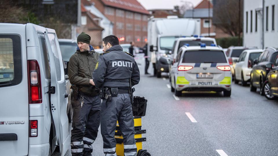 Politiet på Engvej i Nørresundby efter knivstikkeriet søndag morgen. Foto: Lars Pauli <i>Foto: Lars Pauli</i>