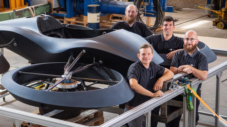Det er intet mindre end verdensmarkedet, de går efter - de fire iværksættere, som knokler i en lejet fabrikshal i Brønderslev med at fremstille verdens første flyvende bil. Foto: Peter Broen <i>Foto: Peter Broen</i>