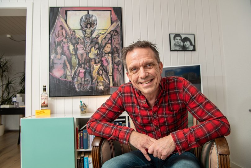 Lars Boelt har skrevet sin første roman "Natbordsskuffen", der er en erotisk roman om at finde hinanden i et forhold i en moden alder.