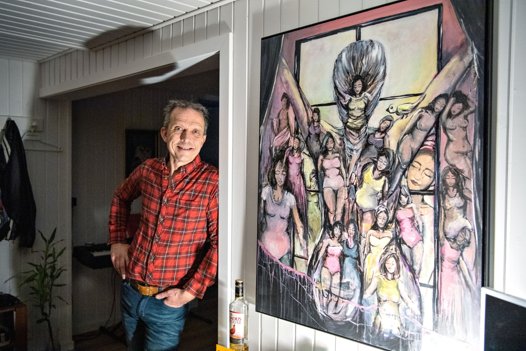 Forsiden til "Natbordsskuffen" hænger hos Lars Boelt. Det er malet af Janni Dalsager Pihl. Hun havde først takket nej til bestillingsopgaven, men seks dage senere, så havde hun lavet maleriet, der nu pryder bogforsiden.