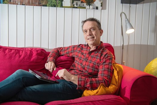 Lars Boelt havde ikke tænkt, at han skulle skrive en bog. Men på grund af de mange ledige timer, der kom med aflysningerne af de revyer, han normalt spiller i, så opstod muligheden for at få skrevet "Natbordsskuffen", der nu udkommer.