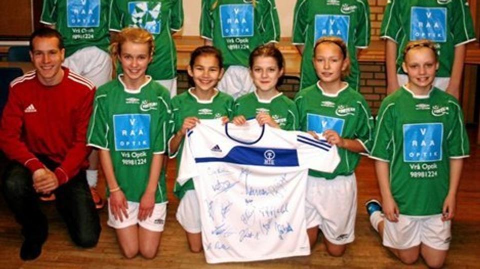 Fortunas U12-fodboldpiger har netop modtaget en trøje med autografer fra en lang række voksne topspillere. Privatfoto
