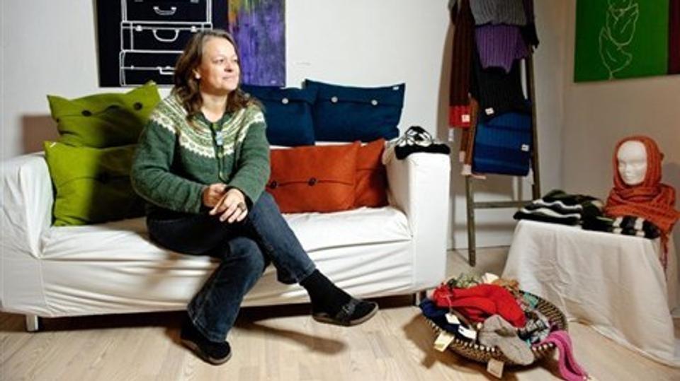 Da Tina Skinnebach i november åbnede butik i sin stue med keramik, strik og malerier, var det en meget gammel drøm der gik i opfyldelse for den selvlærte keramiker. Hun håber at kunne udvide med blandt andet smykker i naturmaterialer inden længe.