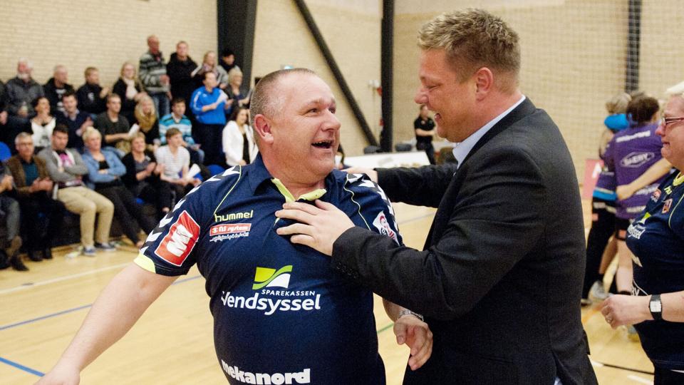 Jan Hansen, tv., og direktør for VH, kan sammen med Johnnie Aabo, sponsor- og eventchef, glæde sig over en forlængelse af et hovedsponsorat.Foto: Kurt Bering <i>Kurt Bering</i>