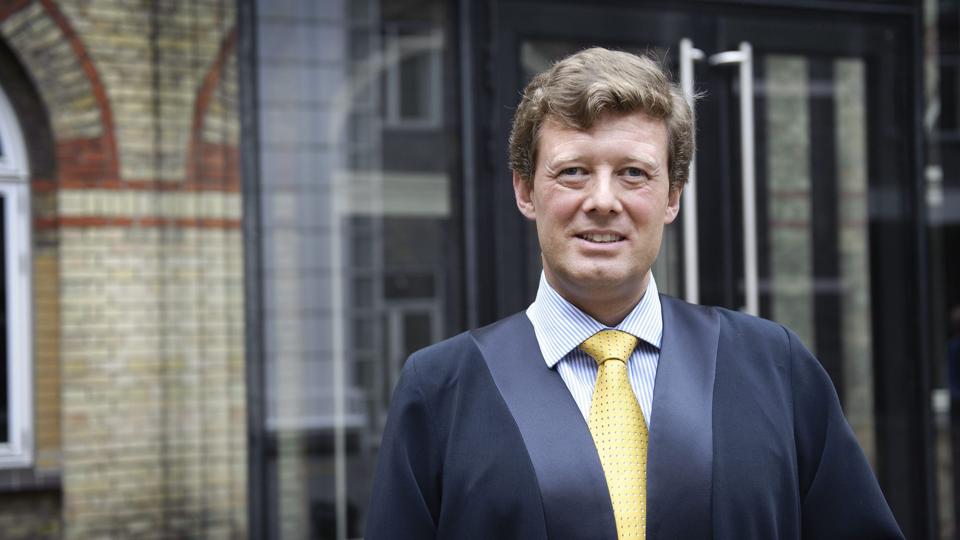 Christian Lundblad er godt tilfreds med kappens udseende, men han mener ikke, at det var nødvendigt for Folketinget at lovgive på området. Foto: Daniel Bygballe <i>Foto: Daniel Bygballe</i>