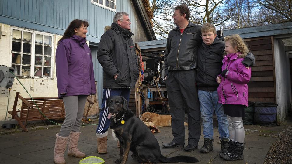 Naboere og genboere kæmpede for at vække Darryl og Helle Keogh (tv) fra deres søvn nytårsnat. En vildfaren raket havde antændt deres garage, der fortsatte mod husets stråtækte tag. Thomas Christensen, og hans kone og børn, Benjamin og Sille, var på besøg ved naboen, og det var ikke mindst en hurtig reaktion fra Thomas Christensen, der gjorde forskellen mellem hus og ruin. Foto: Mette Nielsen