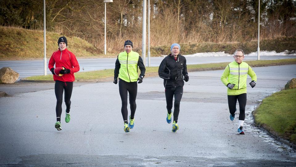Et ægtepar fra Tårs arrangerede maratonløb nytårsdag. Her har en kvartet taget benene på nakken - i alt deltog 22 mænd og kvinder. Foto: Kim Dahl Hansen <i>Foto Kim Dahl Hansen</i>