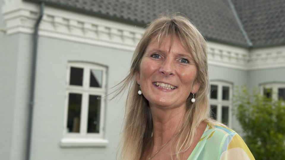 Sognepræst Gitte Lykke læser en historie til nytårsfesterne. Arkivfoto
