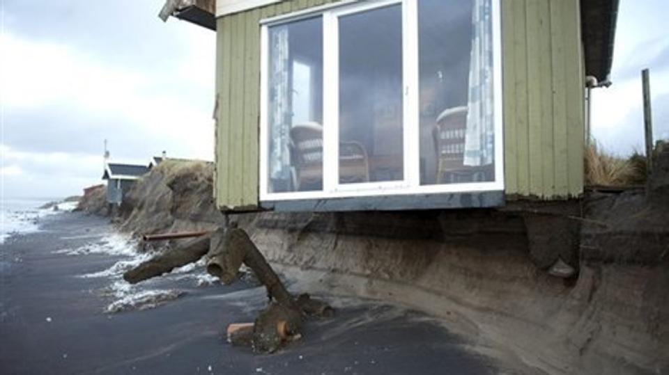 Sommerhusejerne skal tage stilling til, om de vil være med til at betale for sandfodring langs kysten i Hjørring Kommune. Arkivfoto: Kurt Bering
