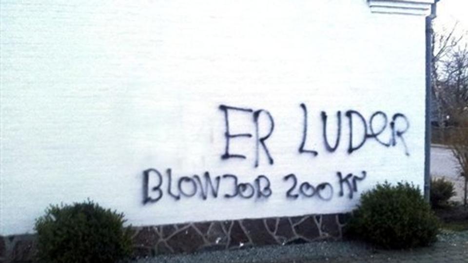 Den seneste sag mod den 40-årige er grafitti af denne type rettet mod en 13-årig pige. Privatfoto